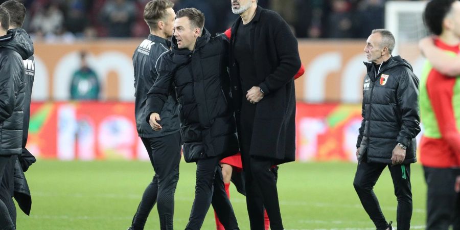 Augsburgs Trainer Enrico Maassen (l) und Hoffenheims Coach Pellegrino Matarazzo verabschieden sich nach dem Spiel.