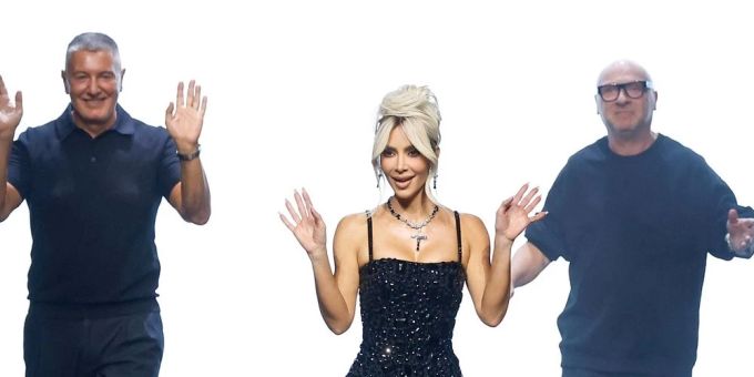 Kim Kardashian bei ihrem Laufsteg-Auftritt mit den beiden Designern Stefano Gabbana (li.) und Domenico Dolce in Mailand. kim kardashian