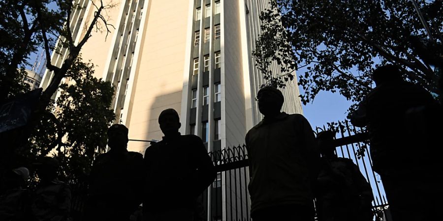 Sicherheitskräfte stehen vor dem Bürogebäude, in dem Büros der britischen BBC untergebracht sind. Lokale Steuerbehörden haben nach eigenen Angaben Unregelmässigkeiten bei den Büros des britischen Senders gefunden. Foto: Kabir Jhangiani/ZUMA Press Wire/dpa