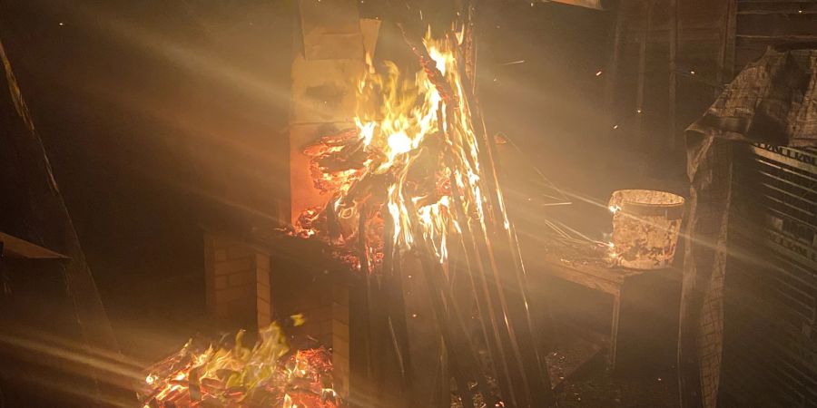 Brennender Unterstand an der Schönaustrasse