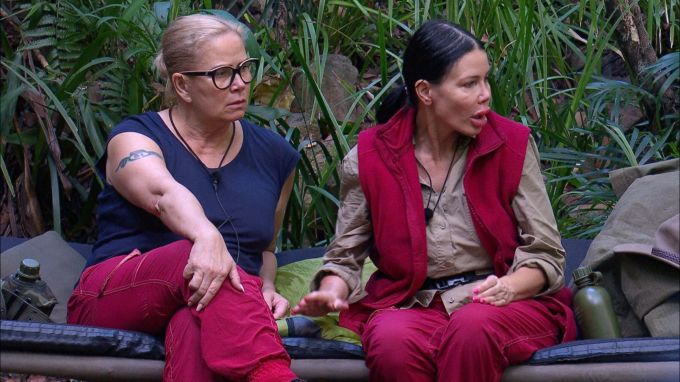 Claudia und Djamila sind verwundert, wieso Gigi sich so aufregt. Claudia Dschungelcamp