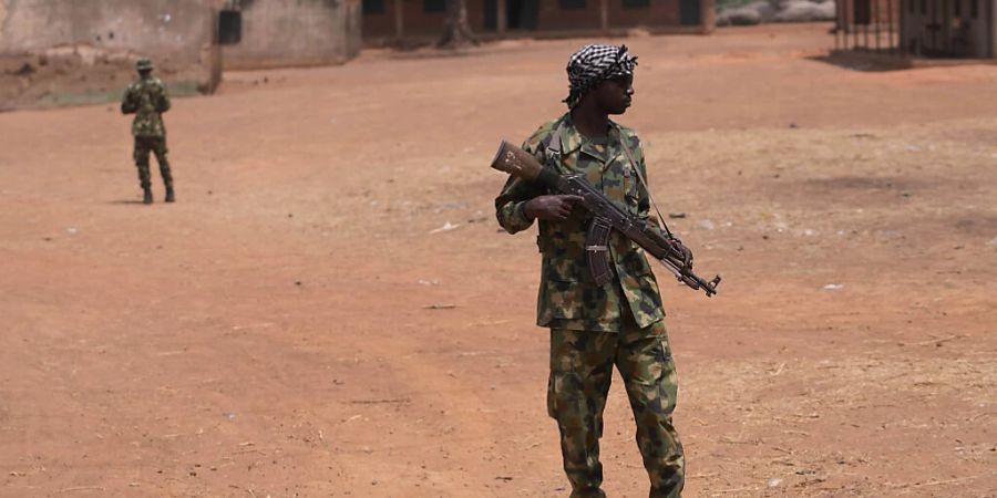 ARCHIV - Nigerianische Soldaten patrouillieren an einer Schule in Kaduna, Nigeria. Foto: Sunday Alamba/AP/dpa