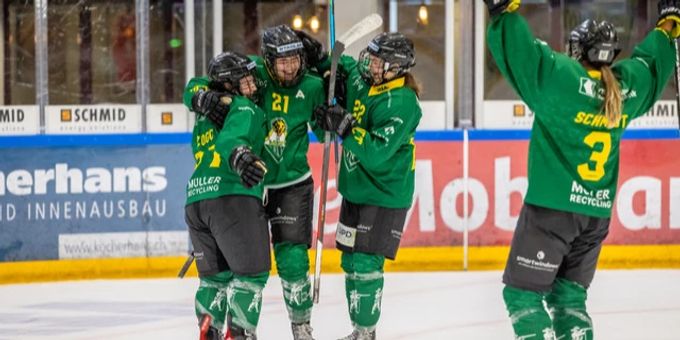 Freude bei den HC Thurgau Ladies über den Sieg. Eishockeyspielerinnen des HC Thurgau Ladies