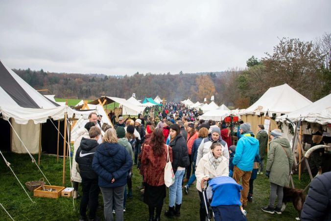 Auf der Wiese neben dem Schloss erstrecken sich zahllose weitere Stände.
