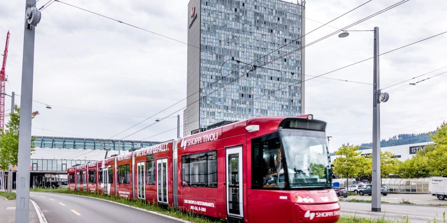 Tram mit Shoppi-Tivoli-Logo