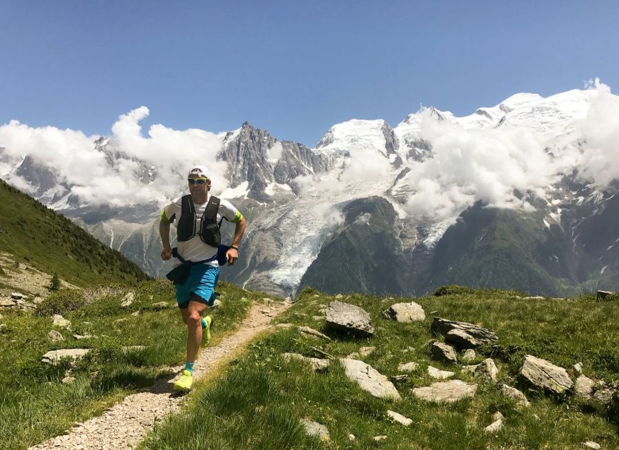 Mann Trailrunning Berge Panorama Weg