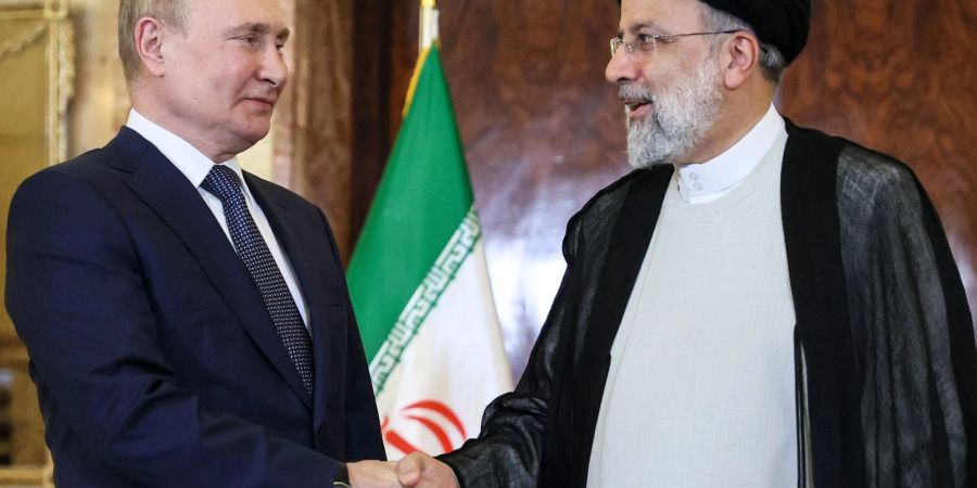 Kremlchef Wladimir Putin (l) und Irans Präsident Ebrahim Raisi bei Gesprächen in Teheran.