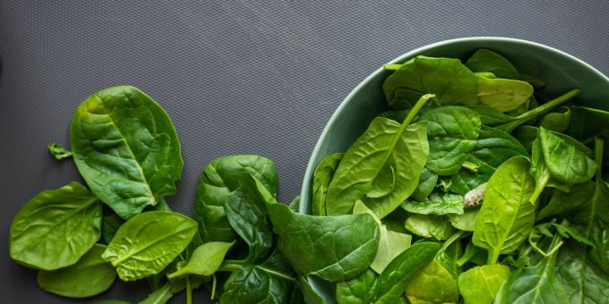 Darf man Spinat, ist er einmal gekocht, auch aufwärmen? Das ist einer der vielen Ernährungsmythen. Nau.ch sagt, was dran ist. Spinat Blätter roh
