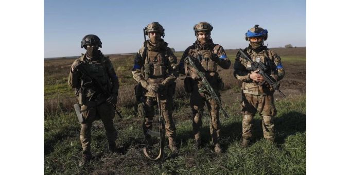Die USA unterstützt die Ukraine, indem sie dabeil hilft, neue Soldaten auszubuilden. ukraine krieg