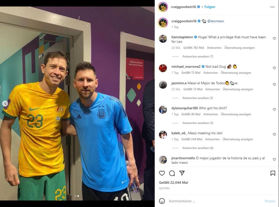 Lionel Messi posiert an der WM 2022 mit den australischen Kickern.