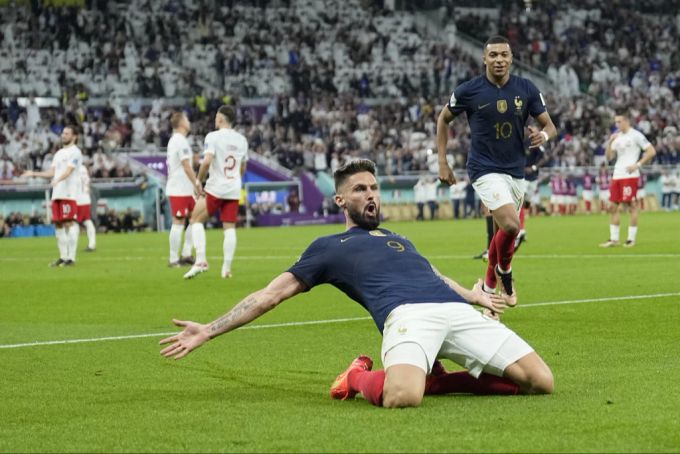 Jubel bei Frankreich: Der Weltmeister führt im Achtelfinal der WM 2022 gegen Polen dank Olivier Giroud zur Pause 1:0. wm 2022