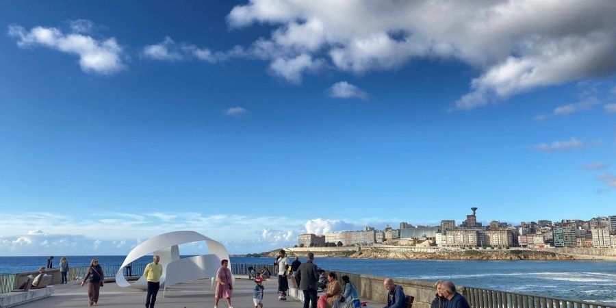 An Spaniens Atlantikküste herrscht am Strand von Orzan wieder Normalität. Die Angst vor einer neuen Ölkatastrophe bleibt aber.