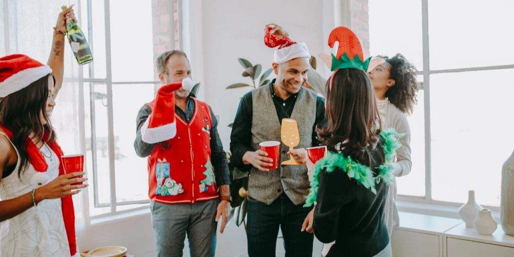 Die besten Outfits für die Weihnachtsfeier im Büro