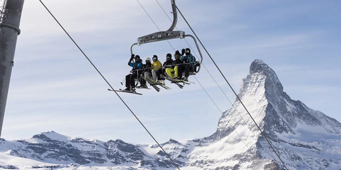 In Schweizer Skigebieten dürfte in diesem Winter viel los sein. Trotz höherer Preise ist die Buchungslage gut.(Symbolbild) In Schweizer Skigebieten dürfte in diesem Winter viel los sein. Trotz höherer Preise ist die Buchungslage gut.(Symbolbild)