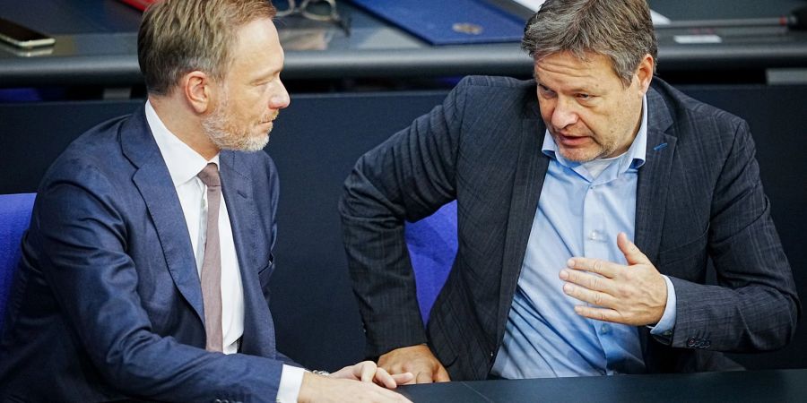 Bundesfinanzminister Christian Lindner (l.) und Robert Habeck, Bundesminister für Wirtschaft und Klimaschutz, Ende November während der Generaldebatte der Haushaltswoche.