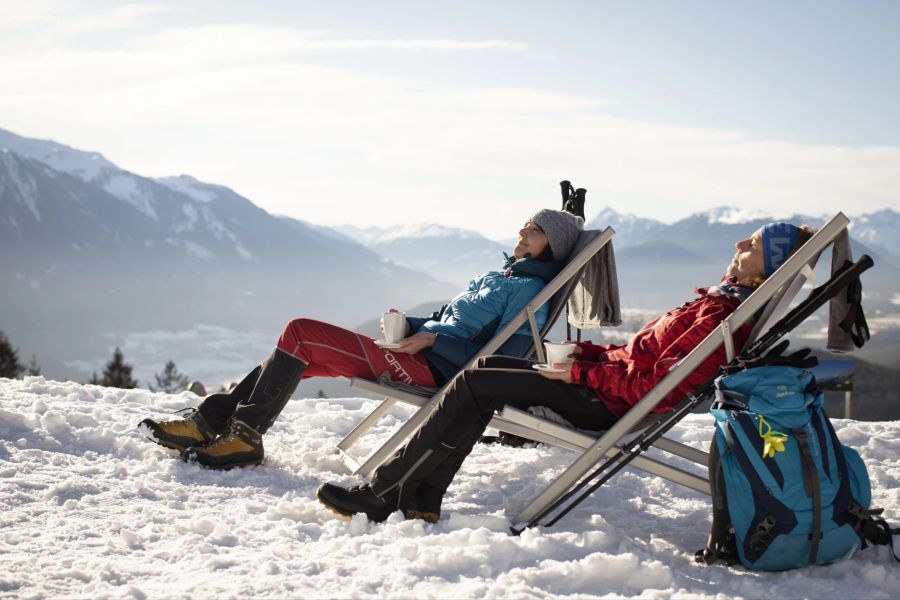 Liegestuhl im Schnee