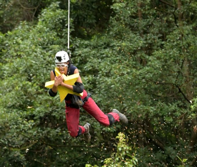 Der Schleudersitz greift und Cecilia wird mit dem grossen Stern nach oben geschossen. Stern
