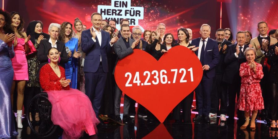 Mehr als 70 Stars aus Gesellschaft, Sport, Politik, Showbusiness und Social Media nahmen Spenden der Zuschauer entgegen.