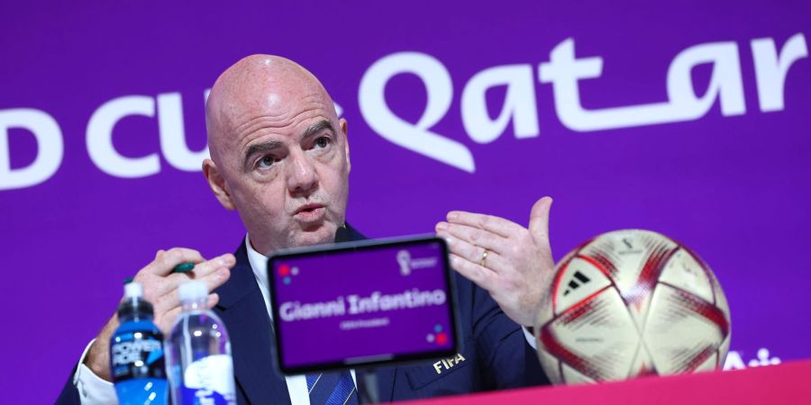 FIFA-Präsident Gianni Infantino bei der Pressekonferenz in Doha.