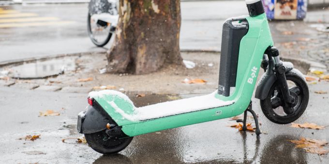 Ein parkiertes und mit Schnee bedecktes E-Trottinett. - Stadt Zürich Ein parkiertes und mit Schnee bedecktes E-Trottinett. - Stadt Zürich