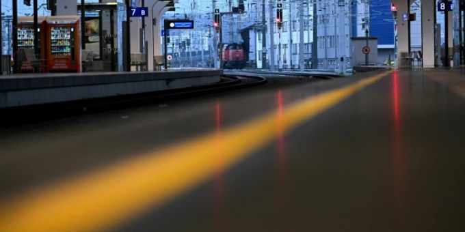 Aufgrund ähnlicher Bombendrohungen wurden mehrere Bahnhöfe in Österreich vorübergehend geschlossen. (Archivbild) Bahnsteig