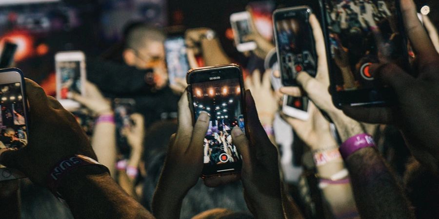 Smartphones in den Händen Jugendlicher