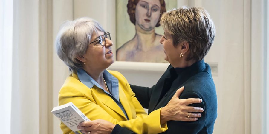 Die bisherige und die künftige Justizministerin: Karin Keller-Sutter (rechts) übergab am Dienstag ihr Departement an Elisabeth Baume-Schneider. Offiziell startet Baume-Schneider Anfang Januar im neuen Departement.