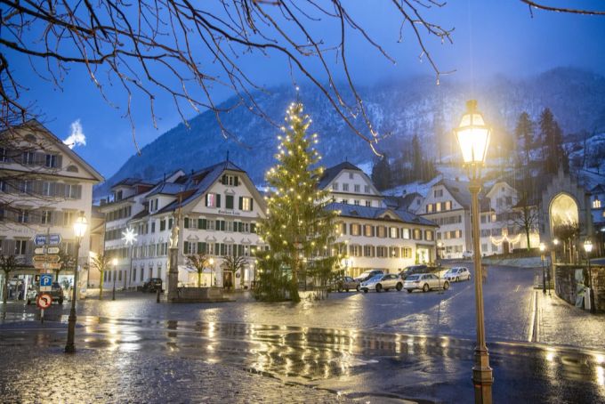 Ein Weihnachtsbaum im Dorfzentrum der Gemeinde Stans NW. Auch dieses Jahr sind die Chancen für weisse Weihnachten gering. weihnachten