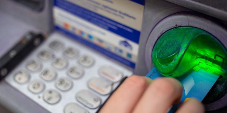 Manche Verbraucherinnen und Verbraucher bewahren Karte und PIN zusammen im Geldbeutel auf.