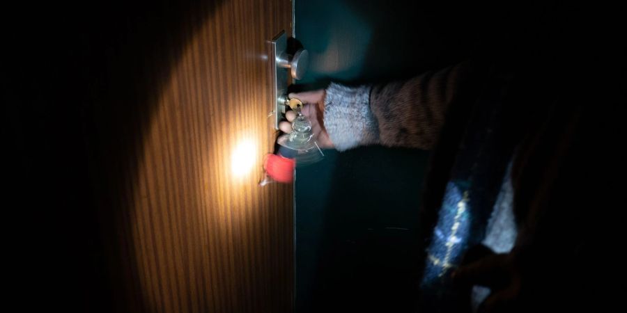 Viel mehr als 500 Lumen müssen es nicht sein. Denn ab einem Wert von 1000 Lumen verbraucht eine Taschenlampe viel Energie und ist nur noch wenig effizient.