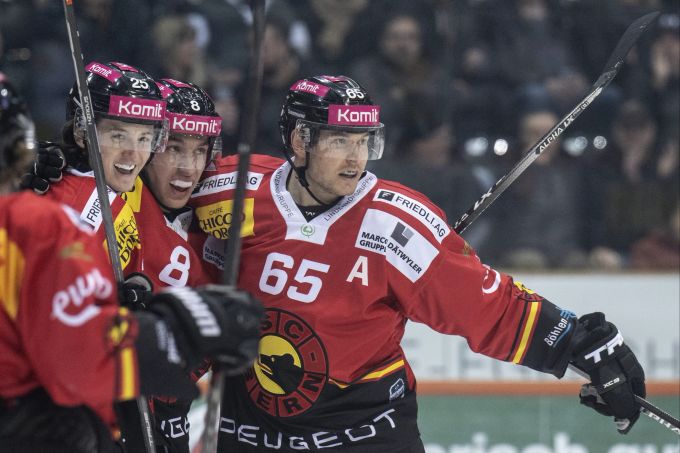 SCB-Verteidiger Ramon Untersander (r.) trifft in der National League gegen Ambri früh doppelt. National League