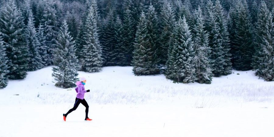 Schnee und Kälte tun dem Joggen im Wald keinen Abbruch.