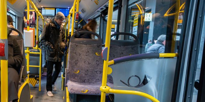 Unterwegs im Postauto / öV. (Symbolbild) Unterwegs im Postauto / öV. (Symbolbild)