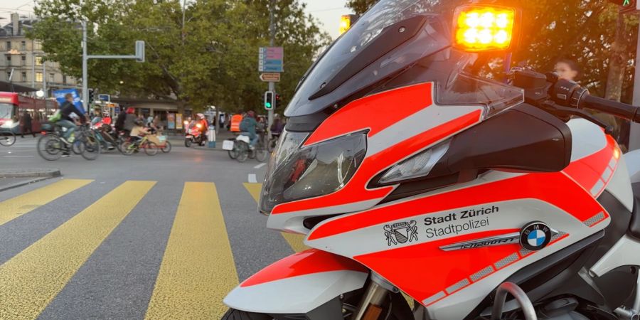 Polizeipräsenz an einer Demonstration in Zürich (Symbolbild).
