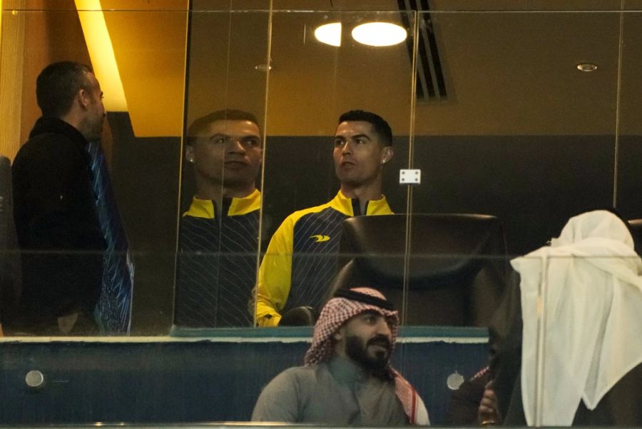 Ronaldo darf bei Al-Nassr noch nicht spielen und schaut die Partie deshalb von der Ehrentribüne.