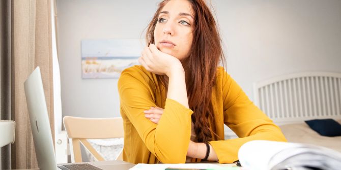 Frau Schreibtisch Prokrastination Laptop Akten