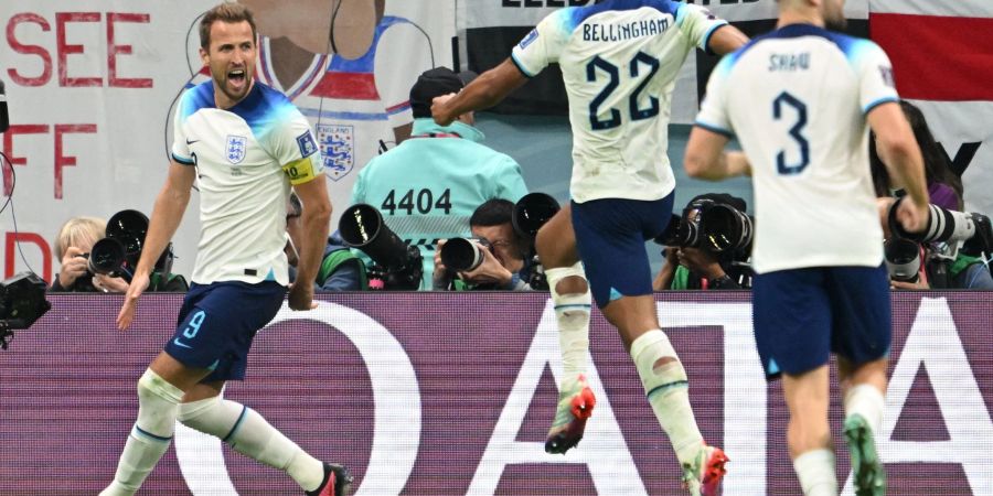 Englands Harry Kane (l) bejubelt sein Tor zum 1:1 gegen Frankreich.