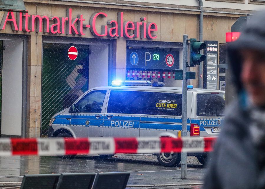 Die Polizei blockierte alle Ausgänge des Gebäudekomplexes.