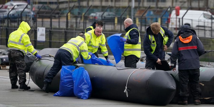 Kleine Boote, mit denen wohl Migranten den Ärmelkanal überquert haben, werden im Hafen aus dem Wasser geholt und dokumentiert.