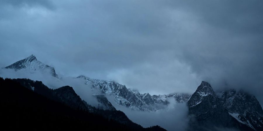 Auf dem Weg Richtung Alpspitze im Wettersteingebirge stürzte ein junger Mann ins Höllental.