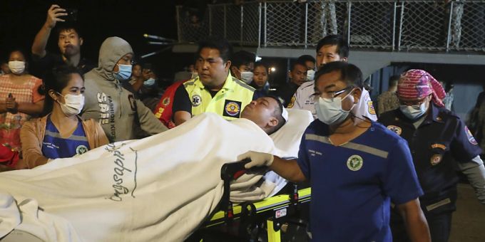 Ein geretteter Matrose wird im Tiefseehafen von Bangsaphan an Land gebracht. Sein Schiff ist im Golf von Thailand gesunken. Foto: Anuthep Cheysakron/AP/dpa geretteter Matrose