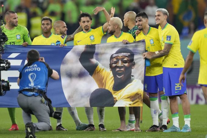 An der WM 2022 in Katar jubelten die Brasilianer mit einem Transparent von Pelé. Pélé