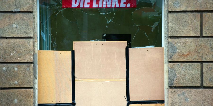 Das Fenster an einem Büro der Linkspartei ist nach einem Anschlag zerborsten und mit Holzplatten gesichert (Archivbild).