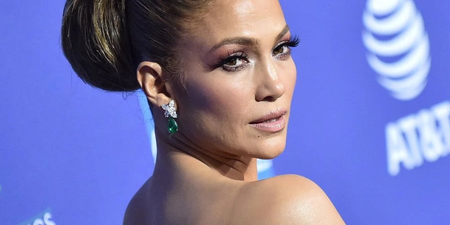 Jennifer Lopez macht es gerade spannend auf Social Media.