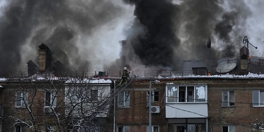 Feuerwehrleute des staatlichen ukrainischen Katastrophenschutzes löschen ein Feuer am Ort eines Beschusses. Die Behörden meldeten Stromausfälle in mehreren ukrainischen Städten, darunter in Teilen von Kiew, und im benachbarten Moldawien, nachdem erneut ukrainische Infrastruktureinrichtungen getroffen worden waren. Foto: Efrem Lukatsky/AP/dpa