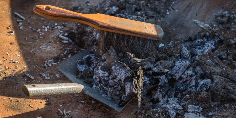 Asche aus dem Holzofen sollte man nicht im Garten als Dünger nutzen.