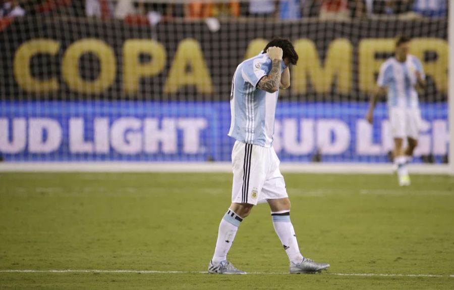 2016 war Lionel Messi nach verschossenem Penalty bei der Copa-Finalniederlage gegen Chile noch am Boden zerstört. (Archivbild)