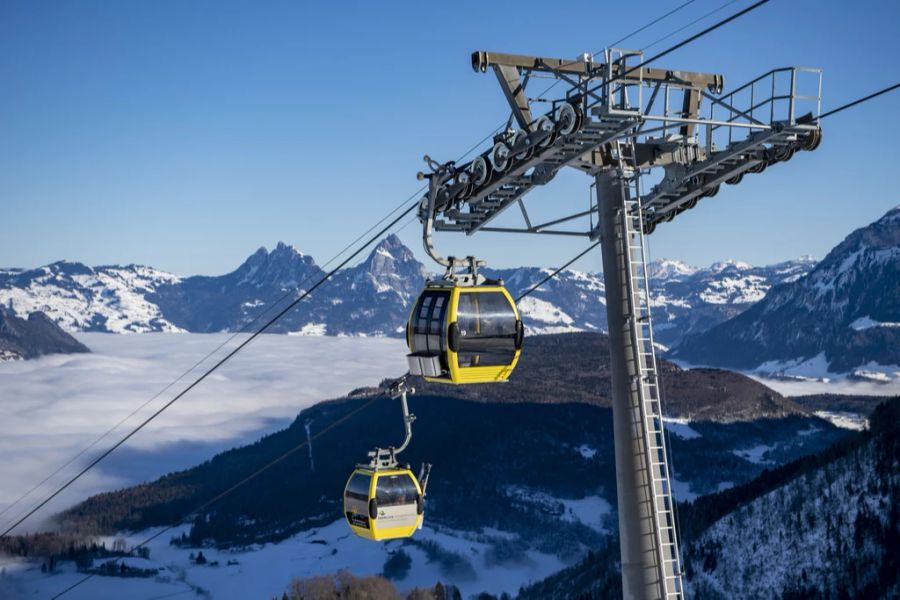 Im Flachland ziehen am Wochenende hochnebelartige Wolken auf, in den Alpen scheint die Sonne.