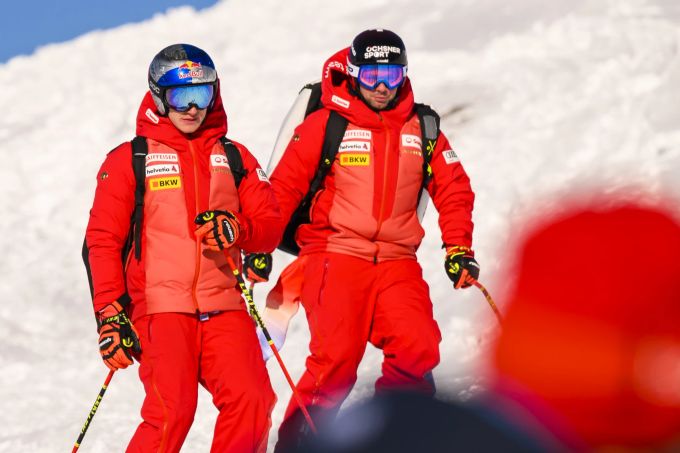 Marco Odermatt (l.) und Beat Feuz besichtigen die Piste am Lauberhorn. Lauberhorn