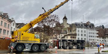 Der Lastwagen musste durch einen Pneukran geborgen werden.